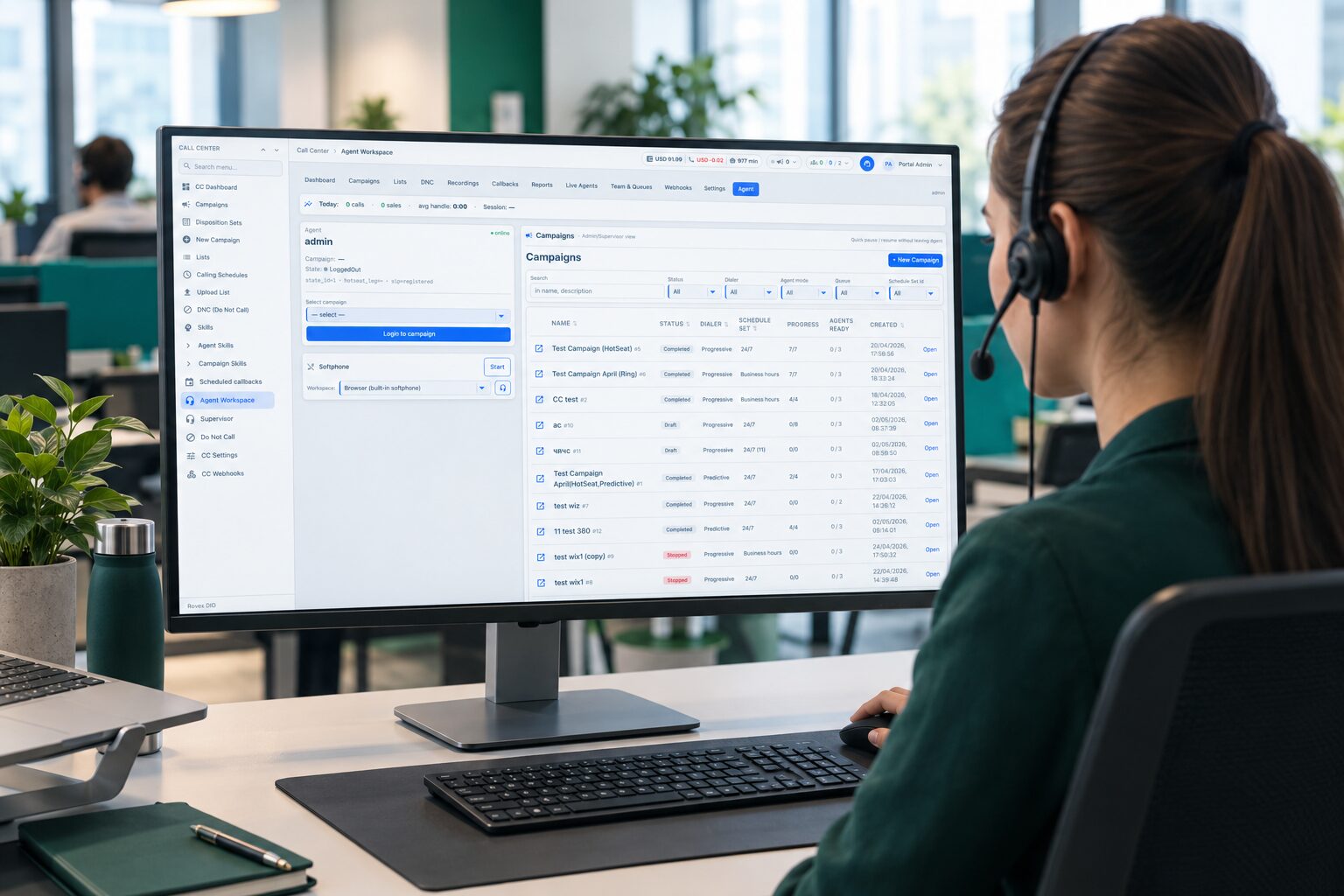 Una agente de call center con auriculares trabaja frente a un monitor con el puesto de agente de Pyfone y una lista de campañas